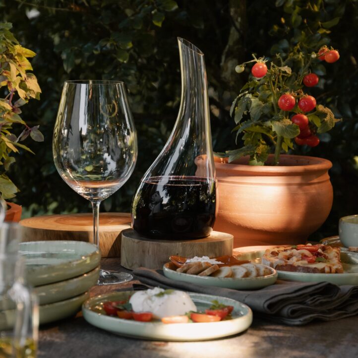 Decanter de Cristal Incolor com Vinho Tinto Foto Ambientada No Jardim Sottile Casa 