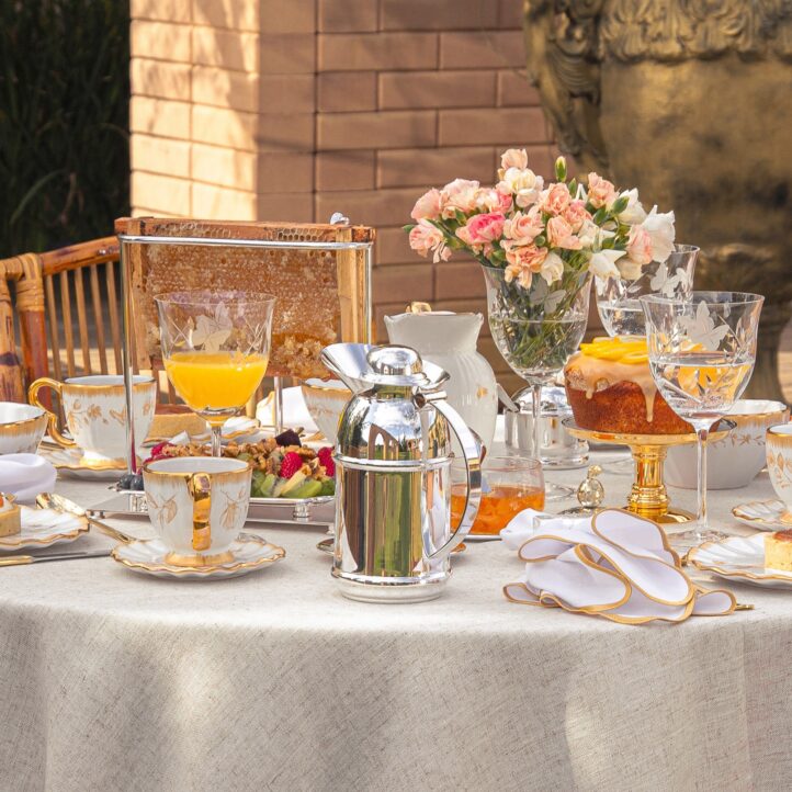 Foto de mesa posta com itens de prataria, taças de cristal e louça em ceramica coleçao Demoiselle - Foto Sottile Casa