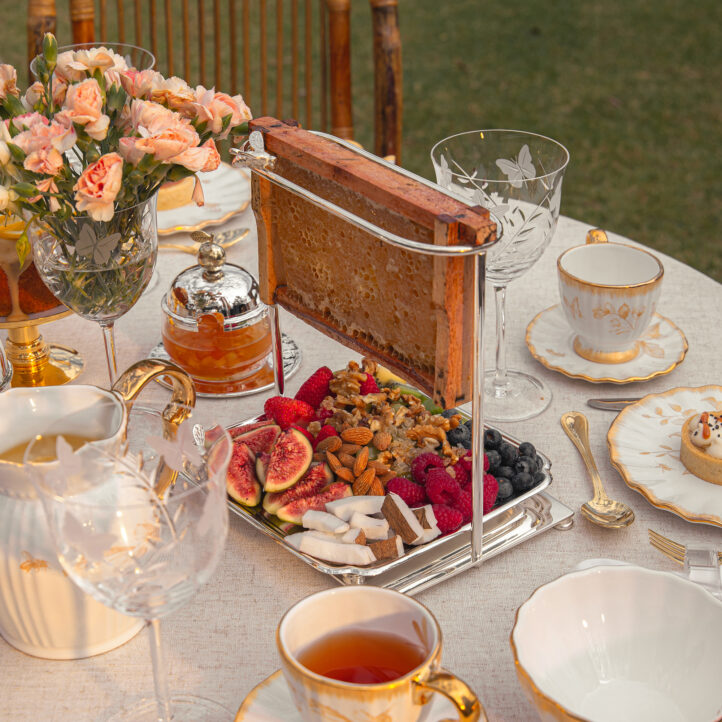 Foto de mesa posta com porta favo de mel em prata com frutas variadas - Foto Sottile Casa