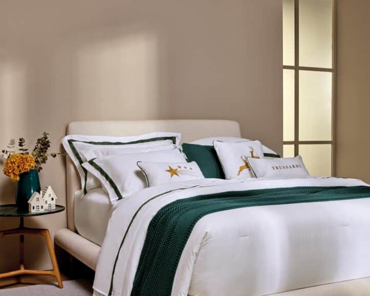 Cama Eleganza em Cetim 300 Fios cores branco e verde escuro com almofadas bordadas com estrelas e renas no tom dourado - Coleçao Dolce Riviera da Trussardi - Tema Natalino - Foto Ambientada