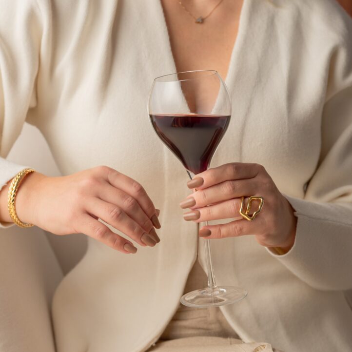 Modelo vestindo Tailleur Bege Claro segurando Taça de Cristal Sauternes com vinho do porto