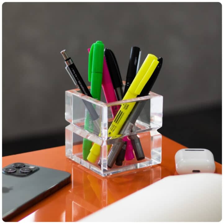 Peça de acrilico cubo com frisos incolor usado como porta canetas para escritorios