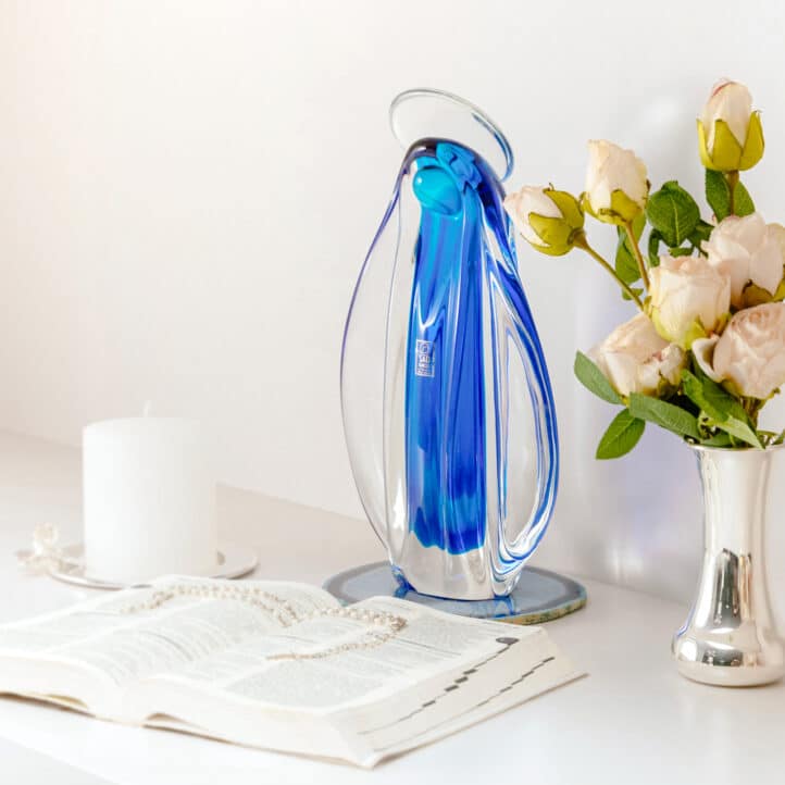 Dica de Presente: Imagem de Santa em Cristal Murano na cor Azul Intenso numa composição com vaso e flores e vela
