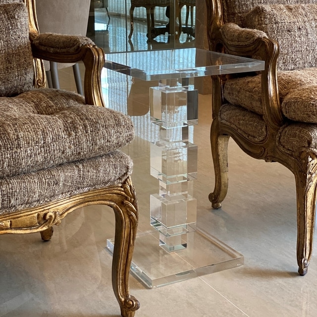Como usar o acríico na decoração: mesa de acrílico transparente numa composição clássica em sala de estar.