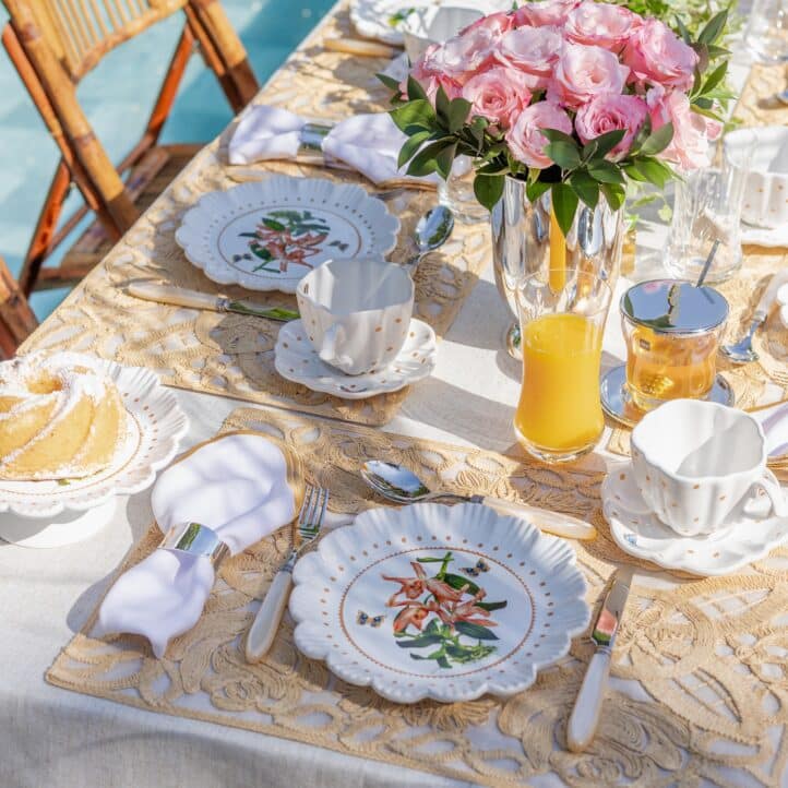 Mês do Cliente Sottile Casa com descontos incríveis sobre ítens de mesa e cozinha: Talheres Vendome na cor Ivory Pearl sobre mesa posta com jogo de cerâmica e copos e taças de cristal.