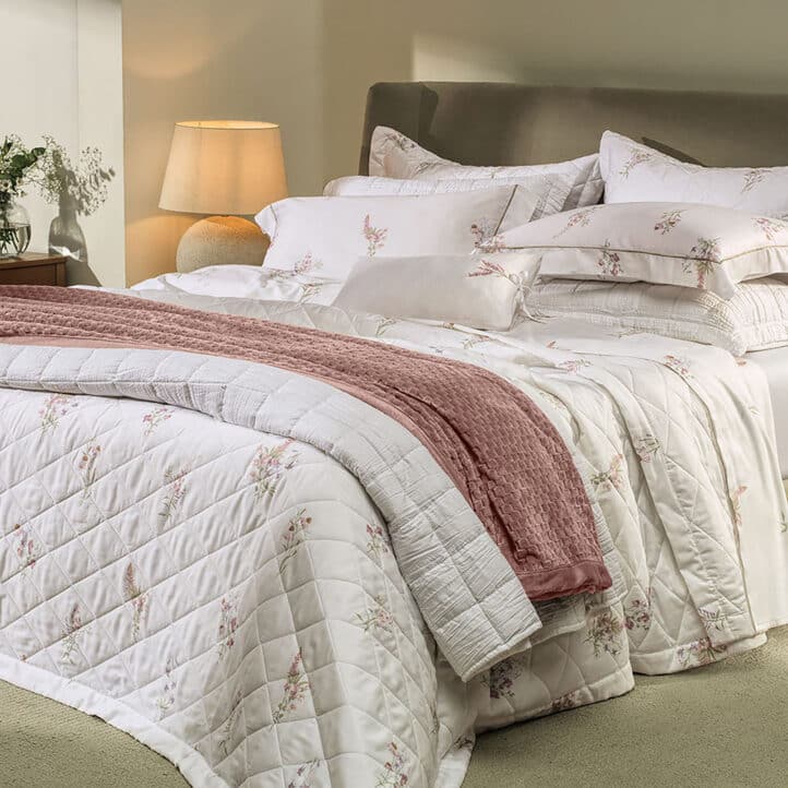 Cama posta com roupa de cama da Karsten, nova marca da Sottile Casa
